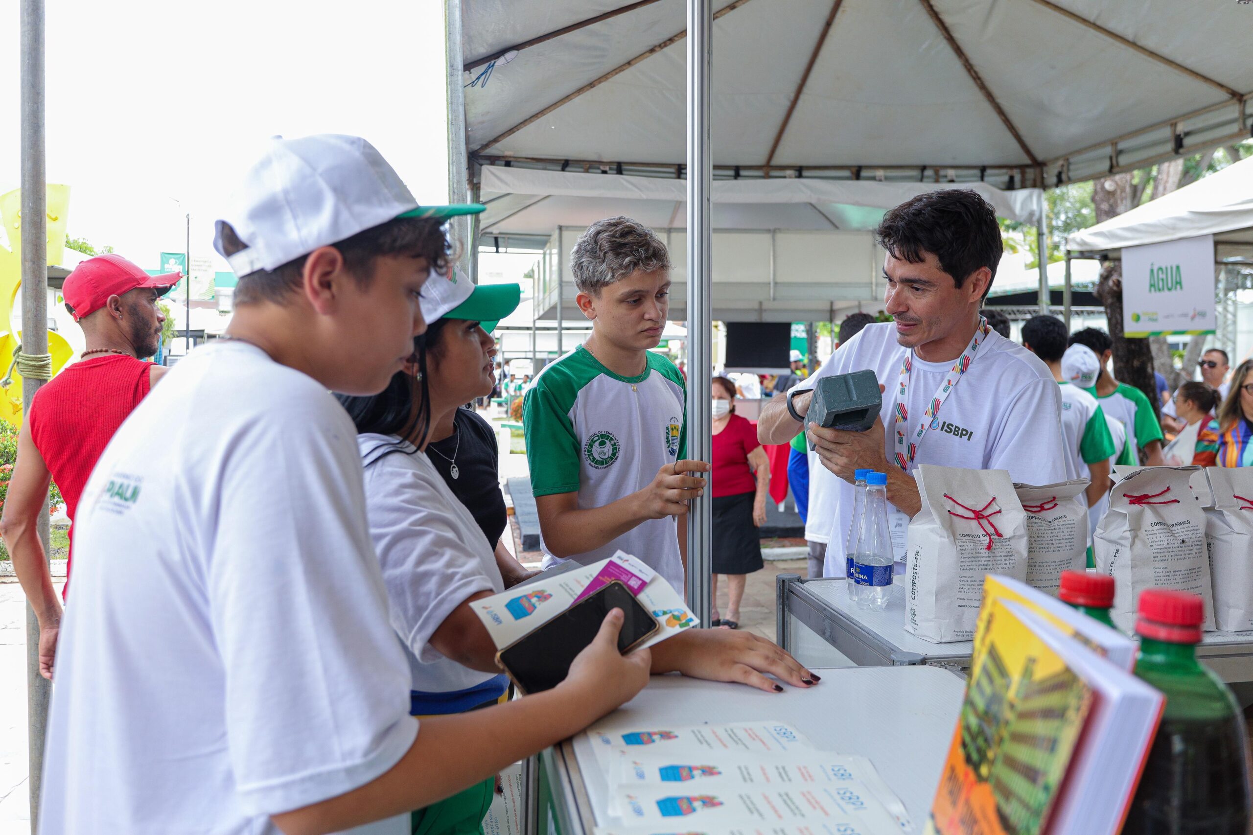 Feira de serviços do Diálogos pelo Piauí em Piripiri realiza quase 2.400 atendimentos no primeiro dia de evento