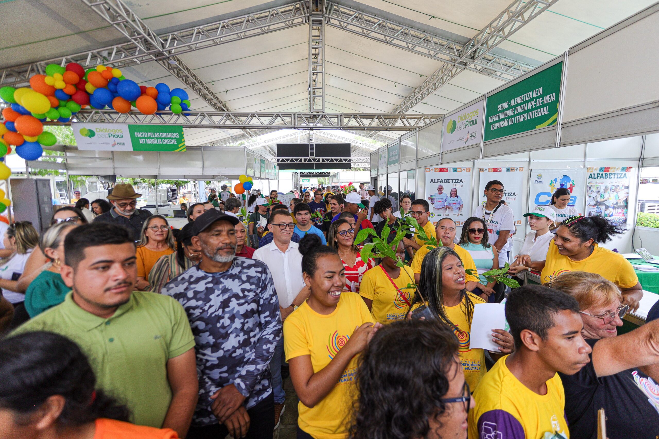 Diálogos pelo Piauí realiza quase 1.500 atendimentos nas primeiras horas em Piripiri