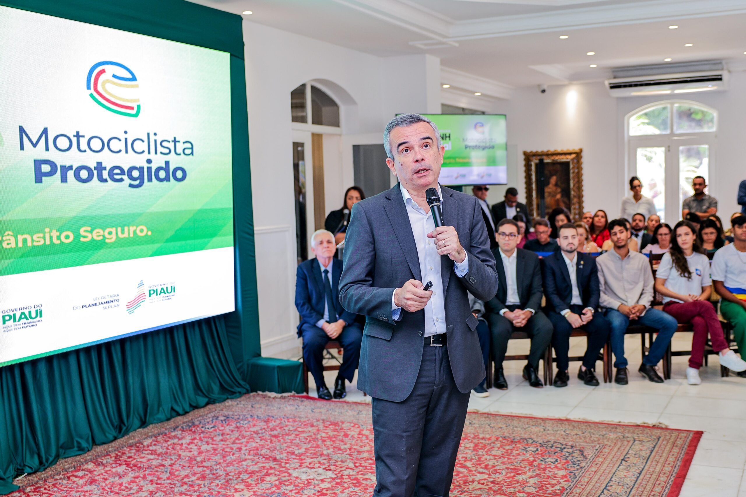 Governo do Estado lança programa que irá disponibilizar 60 mil CNHs e capacetes gratuitos