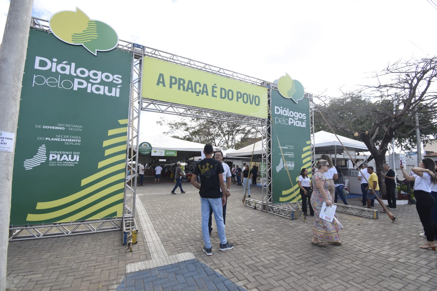Feira de Serviços atrai grande público no segundo dia do Diálogos pelo Piauí em São Raimundo Nonato