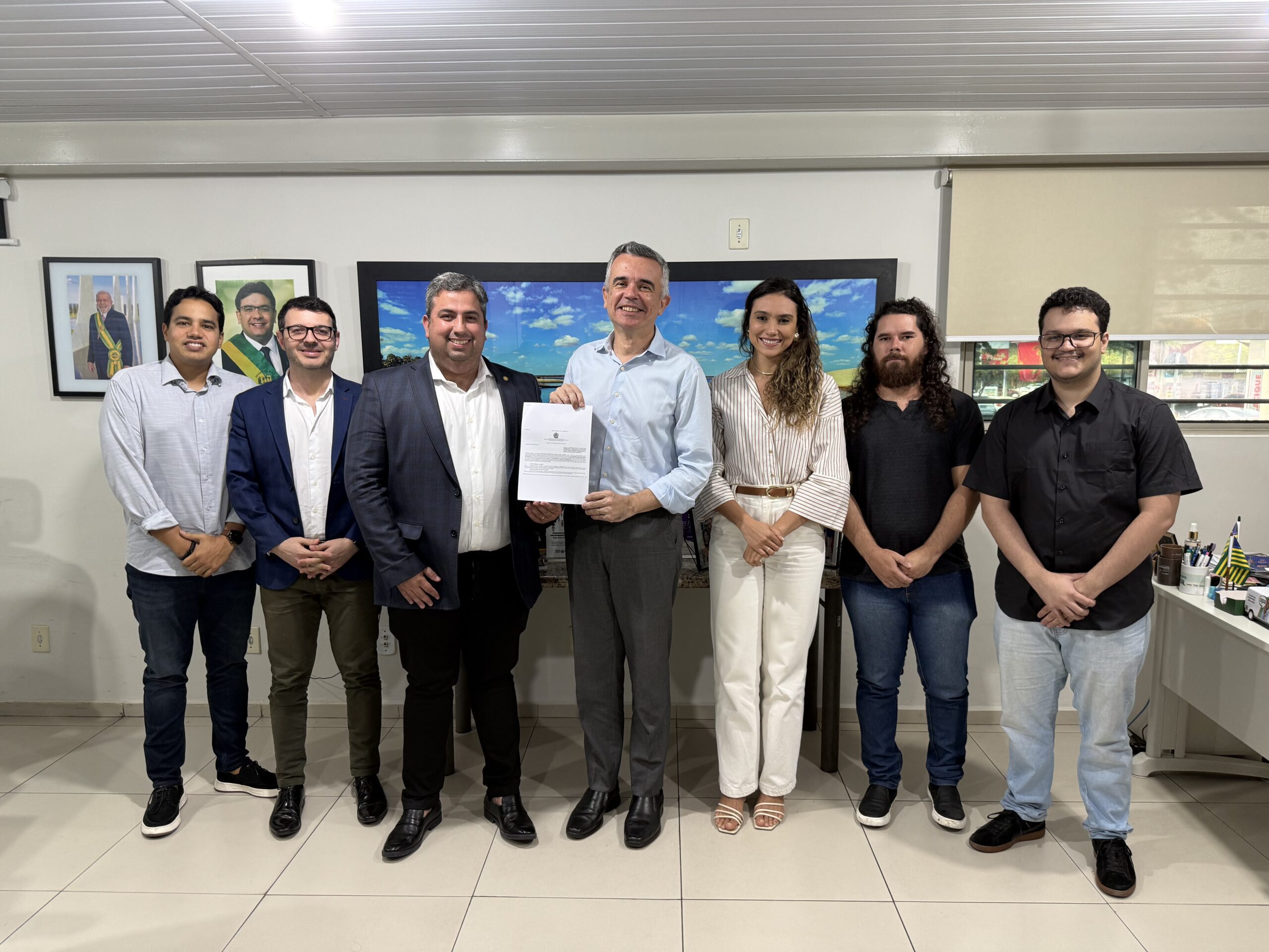 Piauí firma cooperação com Sergipe para desenvolvimento de painéis de energia e mineração