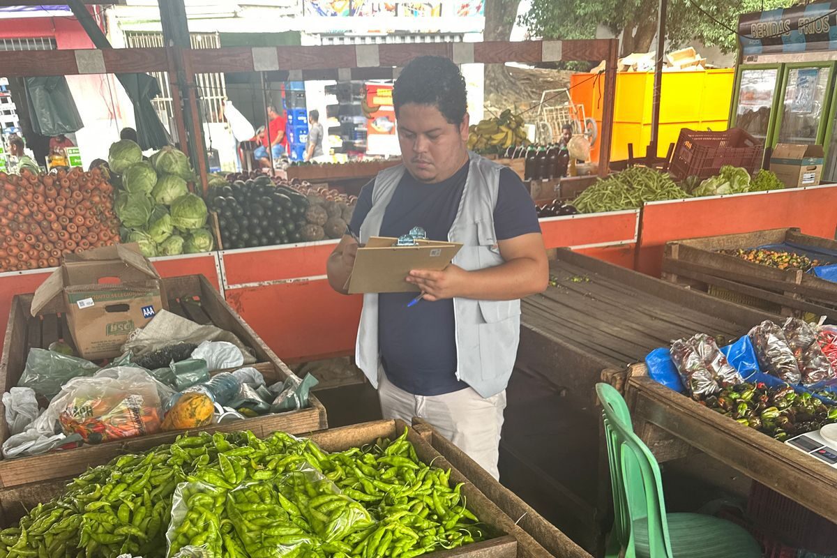 Já a cesta popular teve um custo médio de R$ 210,00, o equivalente a 14,96% do salário mínimo. Entre os destaques dessa versão mais econômica estão produtos como flocão de milho (R$ 1,82), açúcar cristal (R$ 4,63) e macarrão espaguete (R$ 4,36), que apresentaram preços bastante acessíveis.