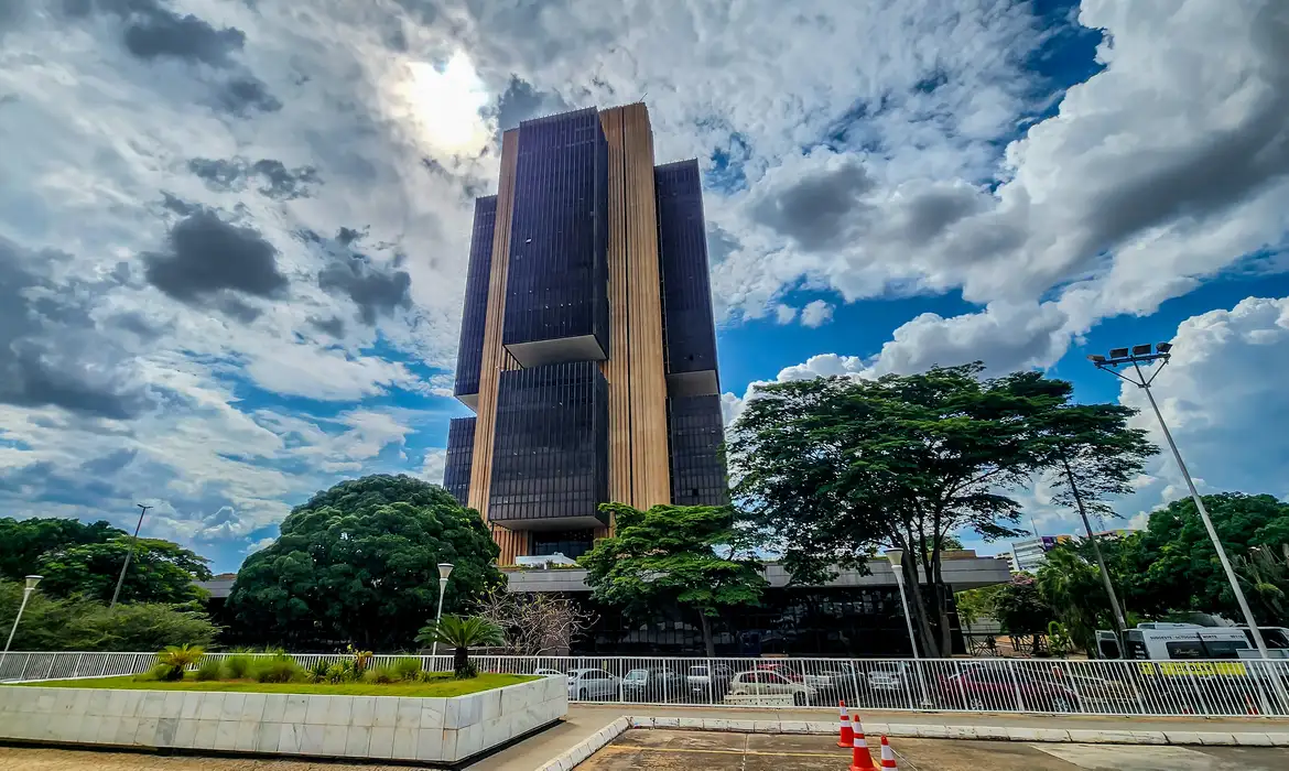 Boletim Focus: mercado revisa para baixo inflação de 2025 e sobe projeção do PIB