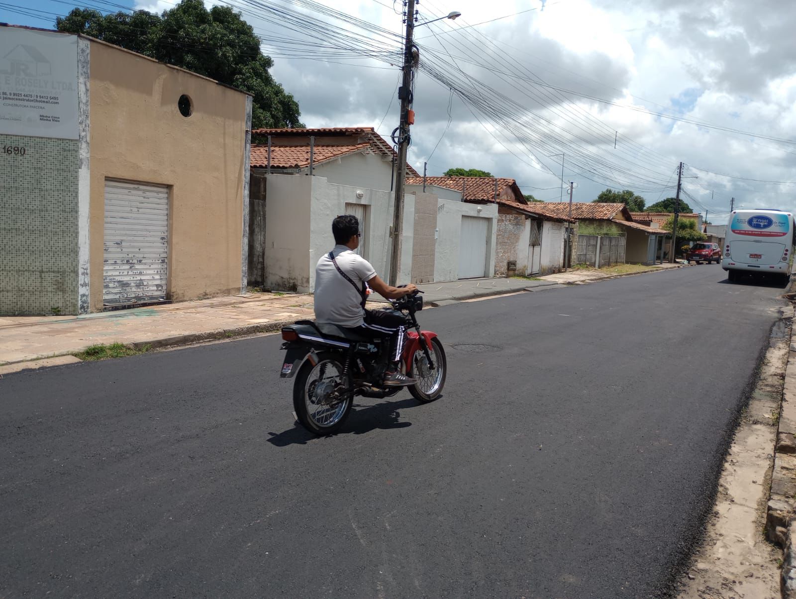 Bairros Prado e Jenipapeiro, em Piripiri, recebem mais de 16 mil m² de asfalto pelo OPA